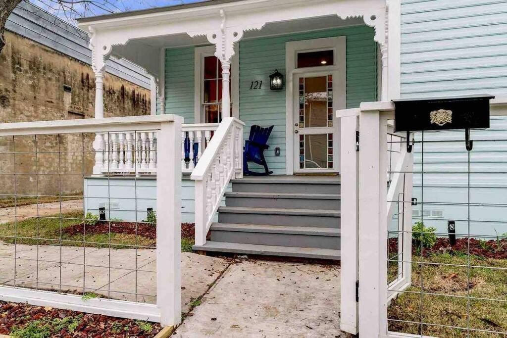 Historic With Heated Mini Pool Walking Distance To Downtown San Antonio! *