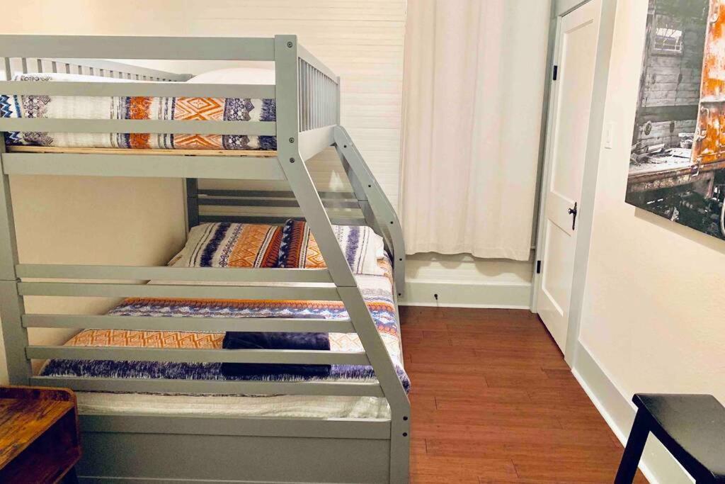 Historic With Heated Mini Pool Walking Distance To Downtown San Antonio! Holiday home